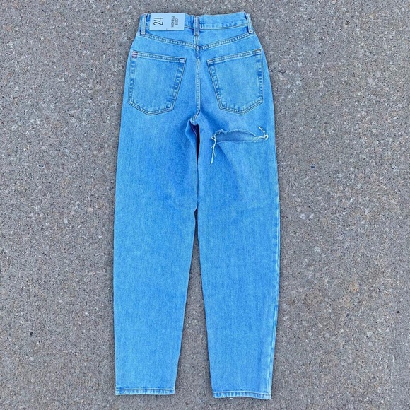 NWT Urban Outfitters High Rise Baggy Light Wash Distressed Butt Ripped Jeans - Picture 2 of 4
